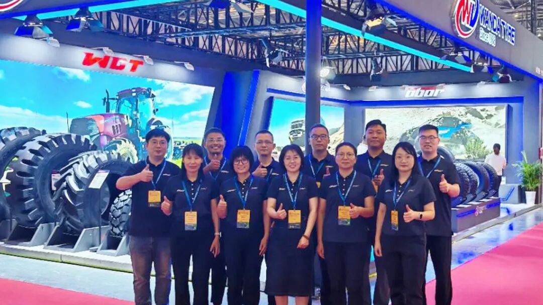 Wanda Tyre exhibition team at the Shanghai tire expo